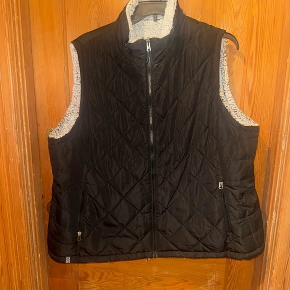 Reversible Cozy Black and White Sherpa Vest - Picture 4 of 6